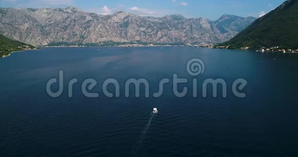 从佩拉斯镇到博科科托尔湾的空中景观黑山视频的预览图