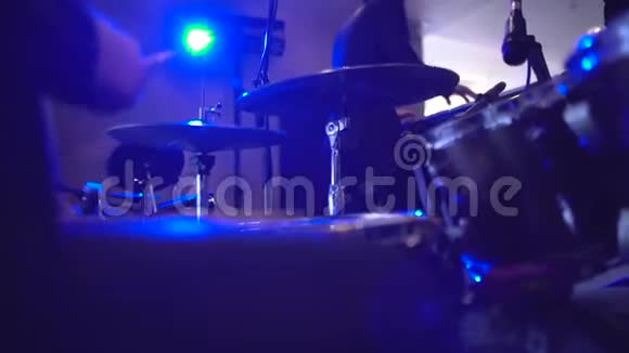 摇滚鼓手在剪影表演视频的预览图