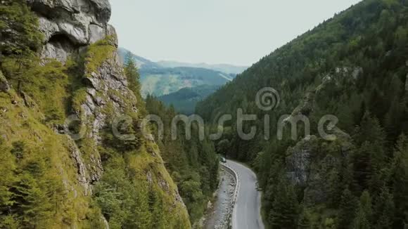 在美丽的深峡谷中的山路鸟瞰汽车在山路上行驶视频的预览图