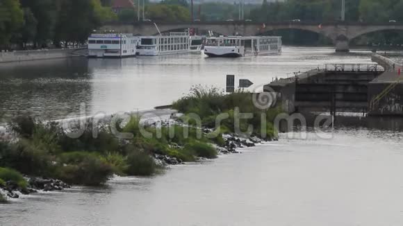 德国巴伐利亚市WArzburg的河流大坝门户和港口视频的预览图