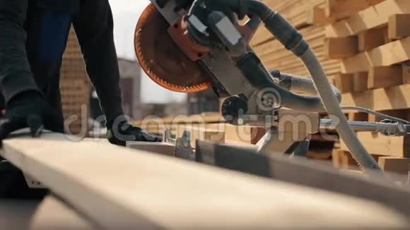 木切割机的关闭切割木板工人切割木板视频的预览图