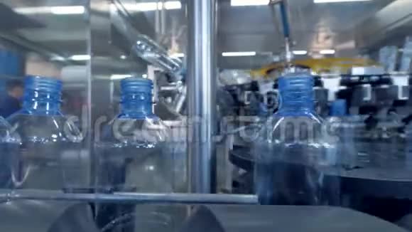 空瓶进出冲洗阶段的特写镜头视频的预览图