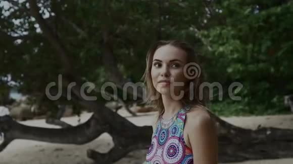 在热带海滩散步的美丽年轻女子的特写照片视频的预览图