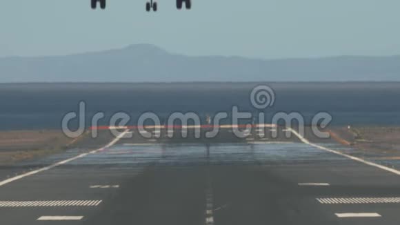喷气客机抵达飞机在海上跑道降落视频的预览图