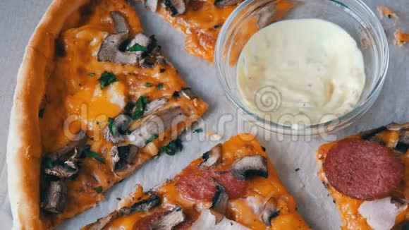 许多匹萨都有不同的馅料橄榄鸡肉蘑菇奶酪培根腊肠蔬菜旁边的酱汁视频的预览图