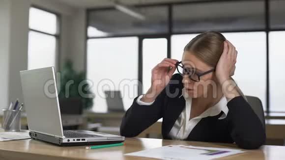 女青年厌倦了在办公室的电脑里工作精疲力竭没有动力视频的预览图