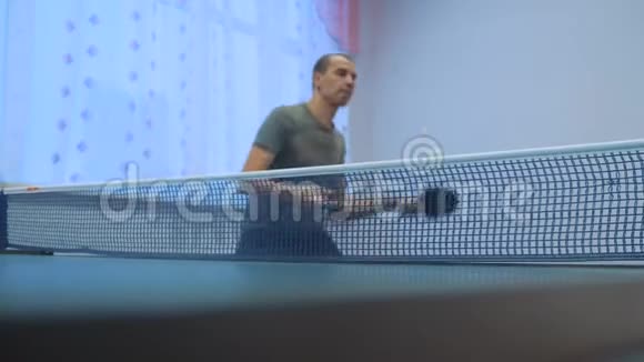 乒乓球正手概念慢动作视频生活方式模糊焦点男人打乒乓球运动视频的预览图