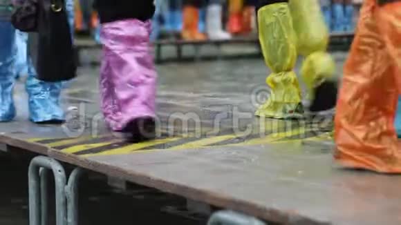 威尼斯洪水期间戴塑料绑腿的人视频的预览图