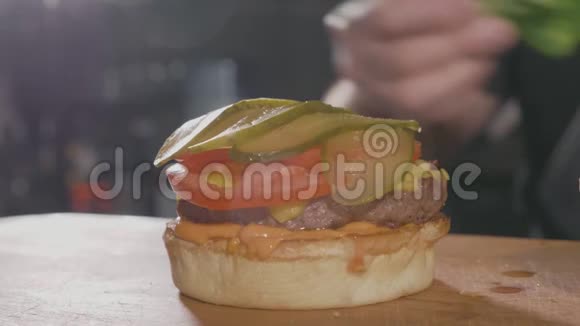 厨师的手准备了一个汉堡里面有牛肉升盘和奶酪视频的预览图
