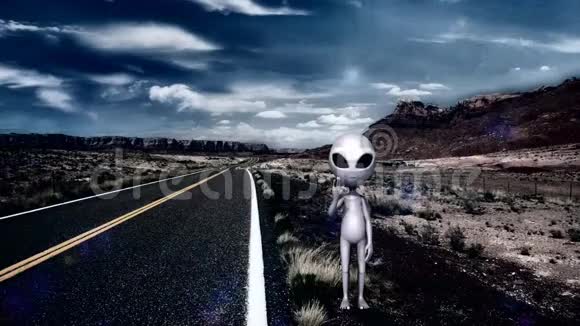 在高速公路上的外星人视频的预览图