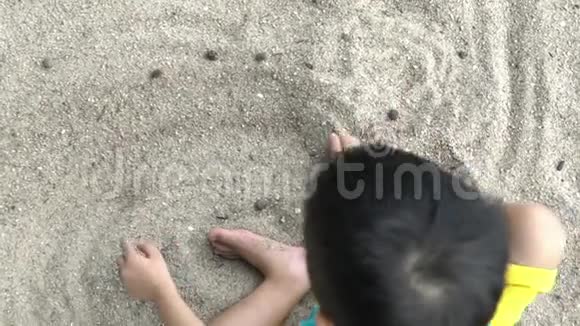亚洲马来西亚男孩在海滩上玩沙子视频的预览图