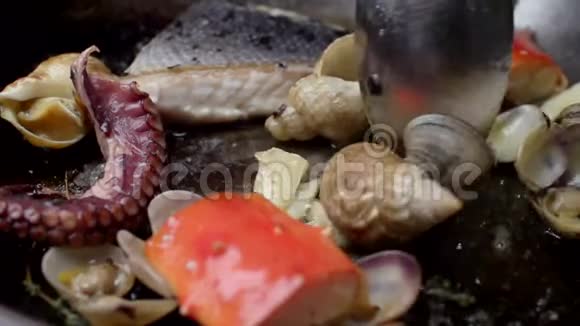 海鲜在平底锅中煎炸时用勺子混合视频的预览图