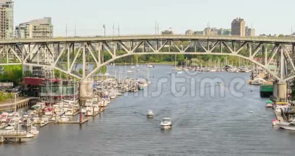 河上有漂浮的船只和船只巨大的现代建筑和一座有移动汽车的桥码头上有游艇视频的预览图