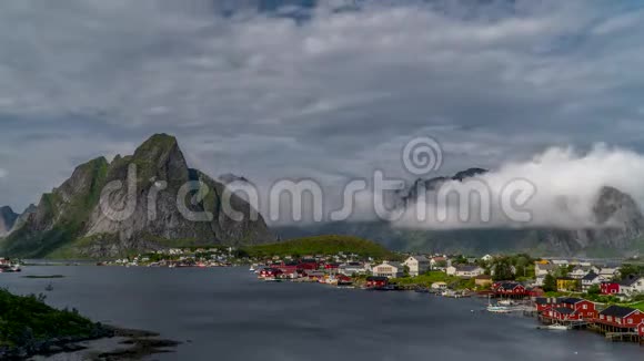 云层在挪威一个小渔村上空移动视频的预览图
