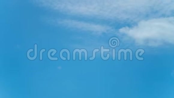 一天一天的蓝色天空与卷云视频的预览图