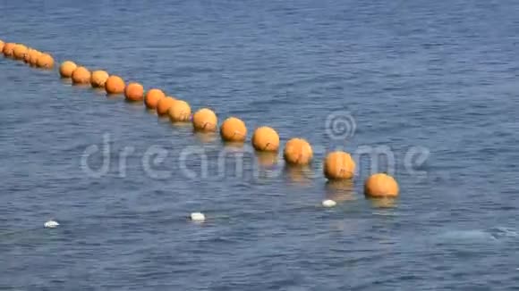 橙色浮标在海里的绳子上海上游泳的围栏视频的预览图