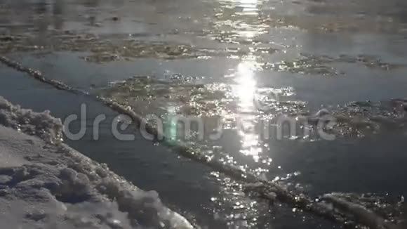 阳光在流动的河流中闪耀视频的预览图
