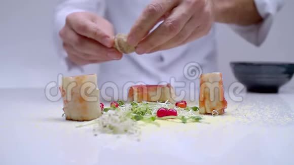 有螃蟹的菜用蜗牛和贝壳装饰视频的预览图