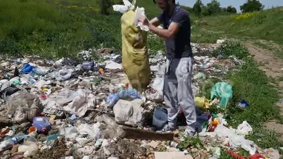 一个倒垃圾的人从袋子里倒垃圾视频的预览图