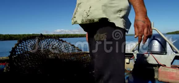 螃蟹锅被扔到船上视频的预览图