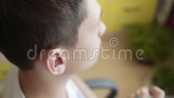 那个年轻人戴着助听器助听器男视频的预览图