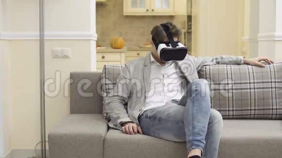 年轻人在家里用虚拟现实眼镜视频的预览图