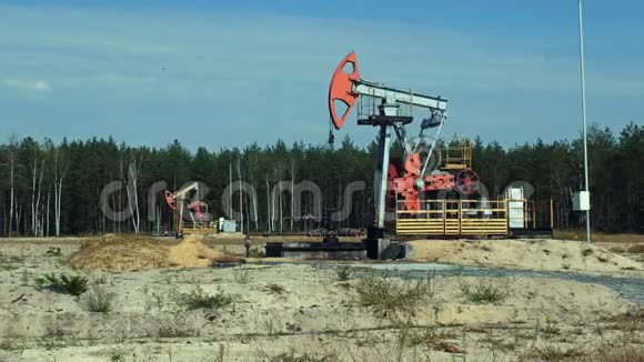 俄罗斯油井上的Pumpjack开采石油视频的预览图