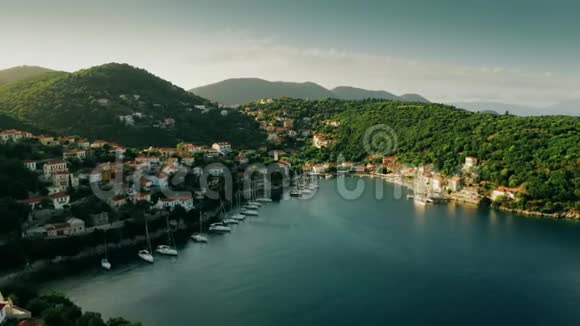 鸟瞰基奥尼村和海港希腊伊萨卡岛视频的预览图
