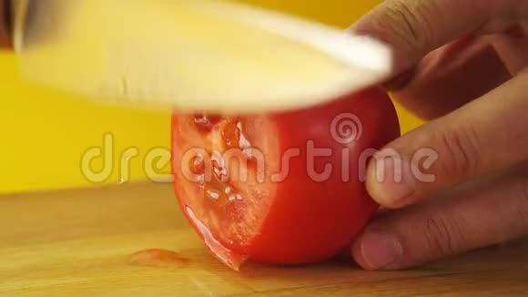 男性手切红色成熟番茄视频的预览图