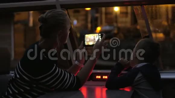 母亲和孩子晚上在阿姆斯特丹进行水上旅游视频的预览图