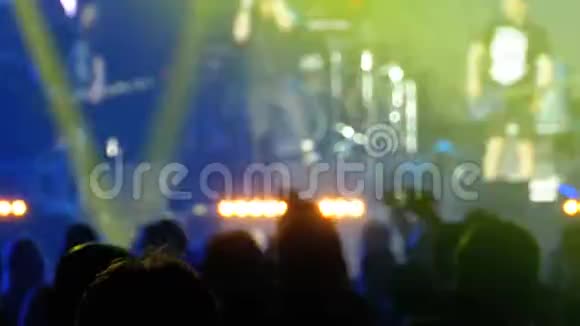 音乐节上的模糊音乐会人群人群跳舞摇滚音乐会视频的预览图