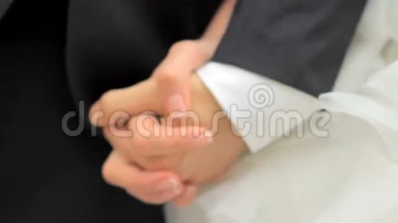 新娘牵着新郎手新婚夫妇手牵手视频的预览图