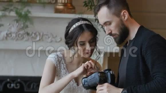 摄影师在镜头上展示新娘的照片视频的预览图