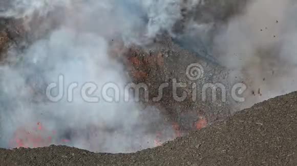 活火山火山口喷发的炽热熔岩气体蒸汽和灰烬视频的预览图