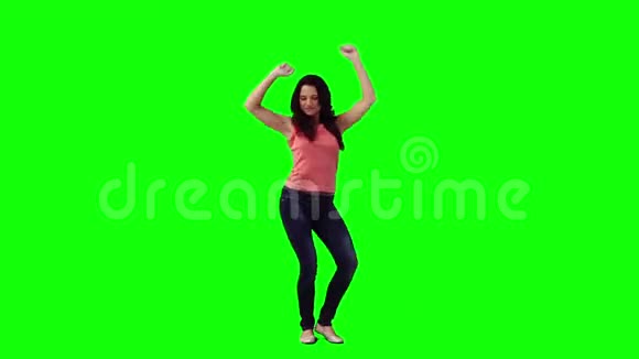 一个女人正在现场跳舞视频的预览图