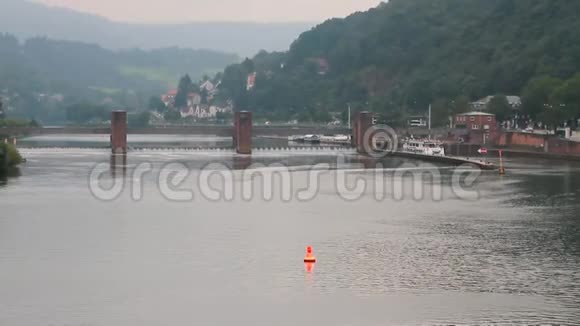 河流大坝和锁德国海德堡地球WArttemberg视频的预览图