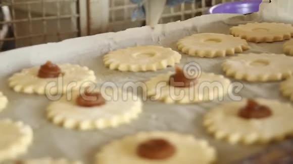 带果酱的饼干是手工在面包店做的视频的预览图