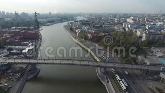透过宗法桥俯瞰彼得大帝纪念碑的空中景色视频的预览图