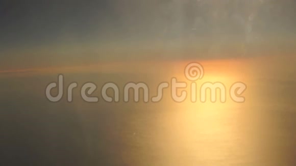 从飞机的窗户开始在海上日落视频的预览图