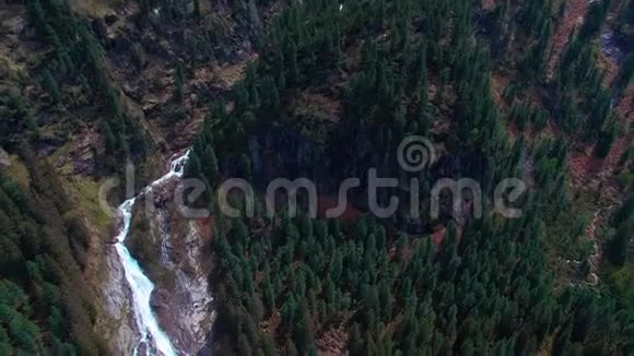 奥地利山区松林瀑布的空中全景视频的预览图