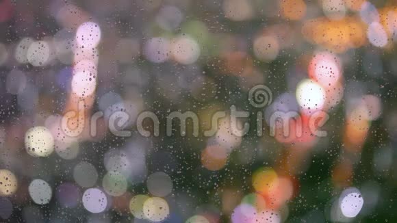 窗外的雨滴和街灯视频的预览图