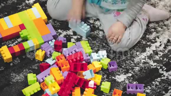 孩子的手在玩建造师砖视频的预览图