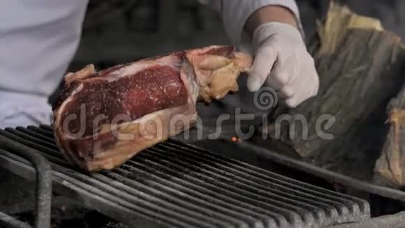 厨师把牛排烤焦了视频的预览图