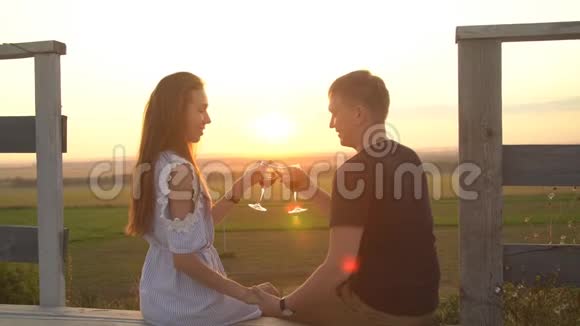 可爱的夫妇在日落时喝酒浪漫的约会视频的预览图