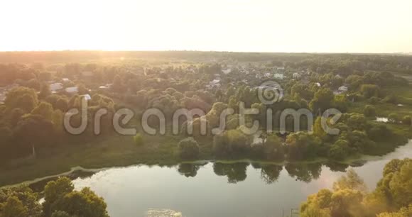 空中观景台飞越美丽的阳光乡村和湖泊视频的预览图