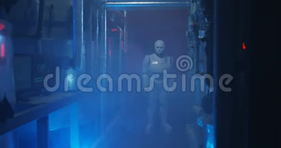 站在昏暗实验室里的人形机器人视频的预览图