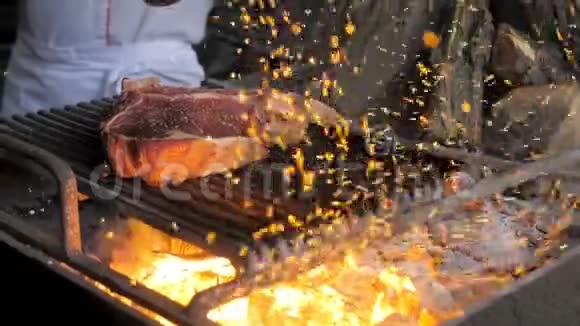 厨师把牛排烤焦了视频的预览图