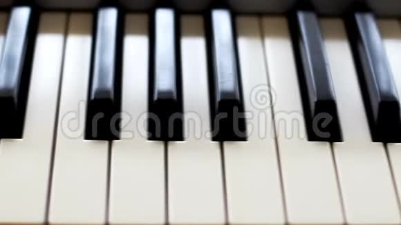 钢琴键正面视图摄像机沿键移动视频的预览图