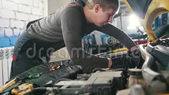 汽车修理服务中的机械师机舱诊断视频的预览图