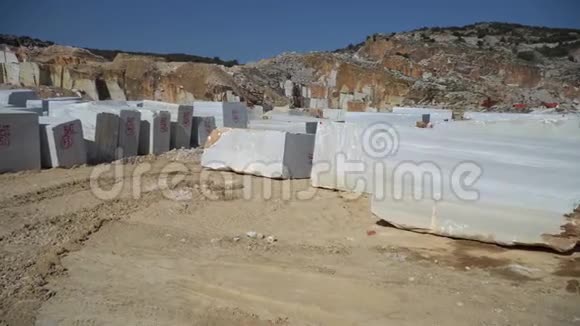 从土耳其Balikesir马尔马拉岛的一个大理石采石场提取的大理石块视频的预览图